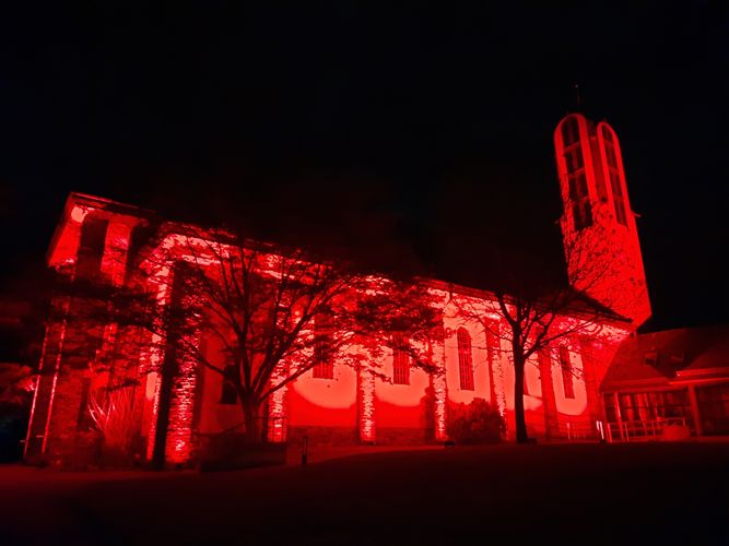 Die Kirche St. Johannes Nepomuk zum Red Wednesday in rot getaucht