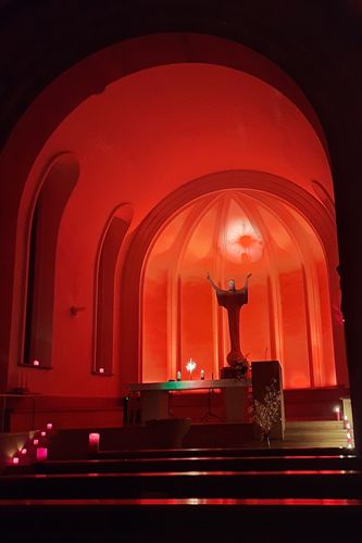 Der Altarraum der Propsteikirche in rot getaucht