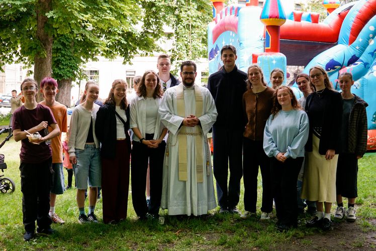 Die Jugend mit dem Neupriester